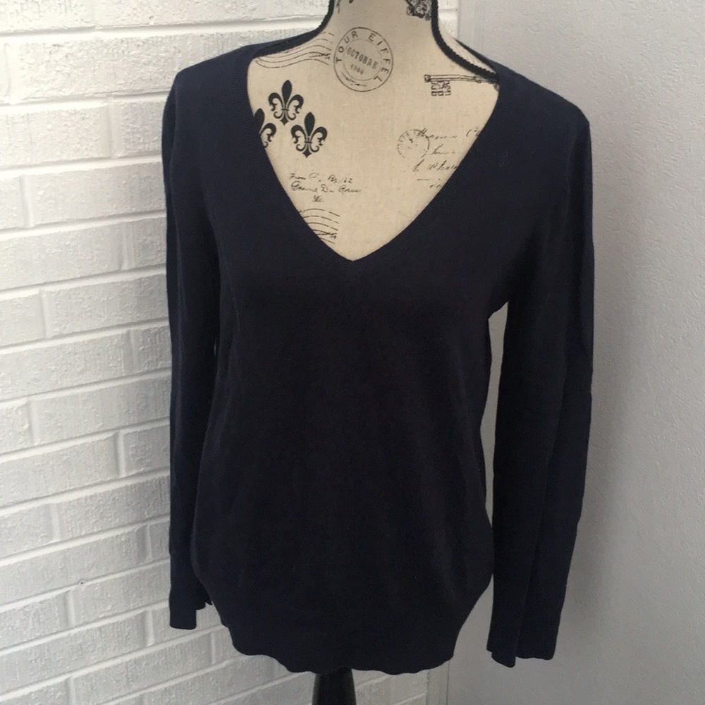 H&M Basic Navy Blue V Neck Sweater in Size L